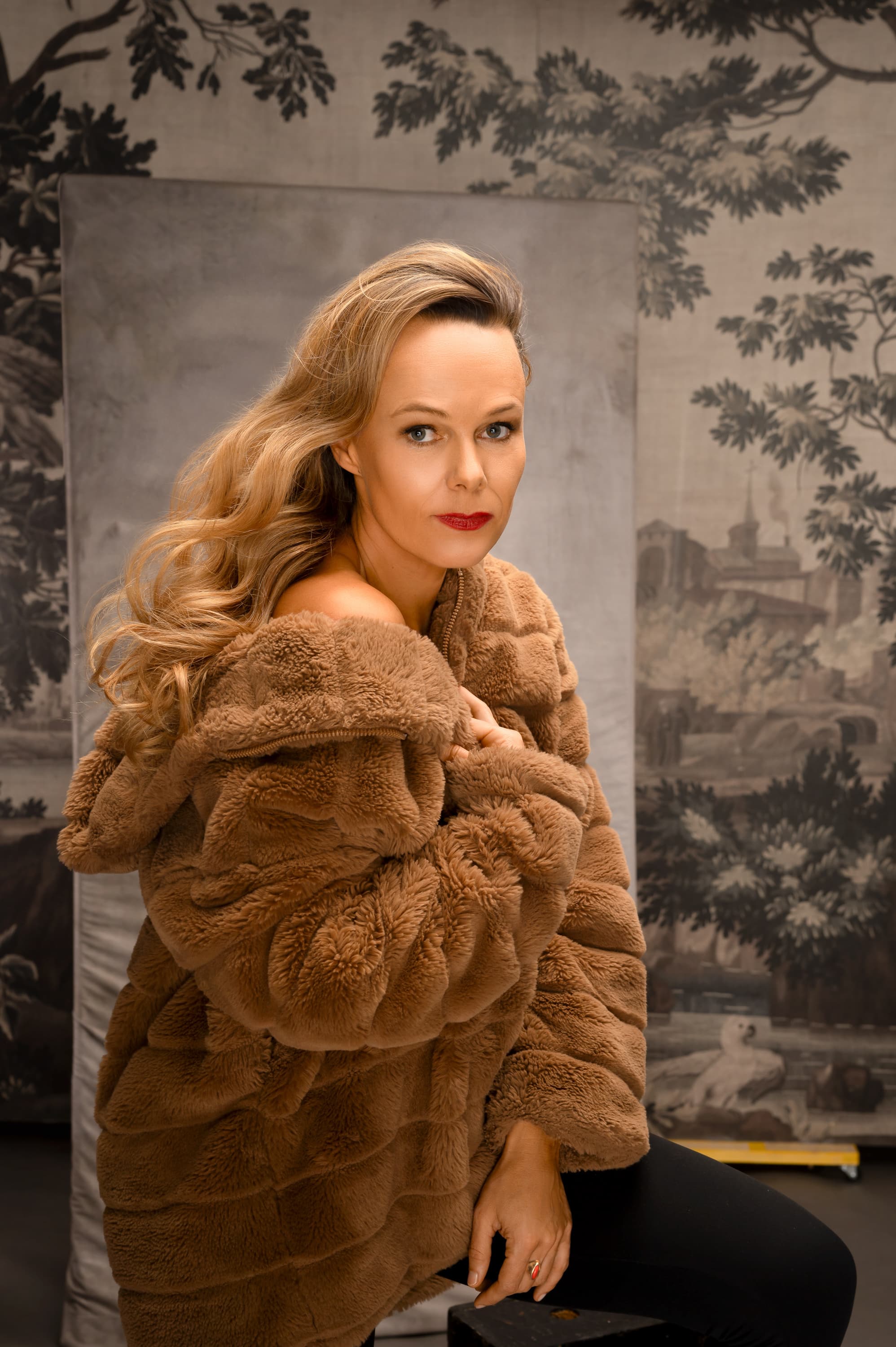 Frau in Pelzmantel vor Kunstwerk